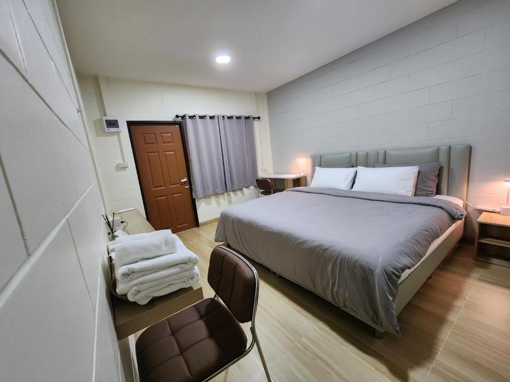78'sHometel Pattaya 102 SuperKing size Bed 78'sHometel Pattaya 102 SuperKing size Bed