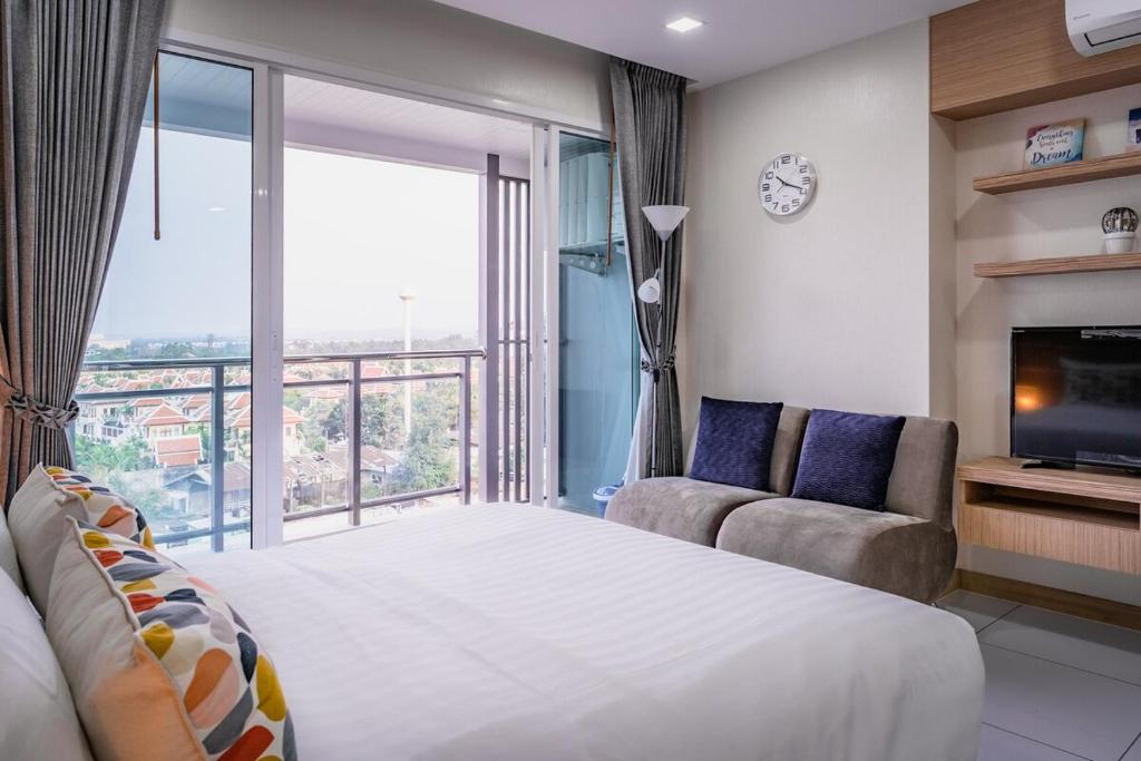 Beautiful studio by the beach with private marina