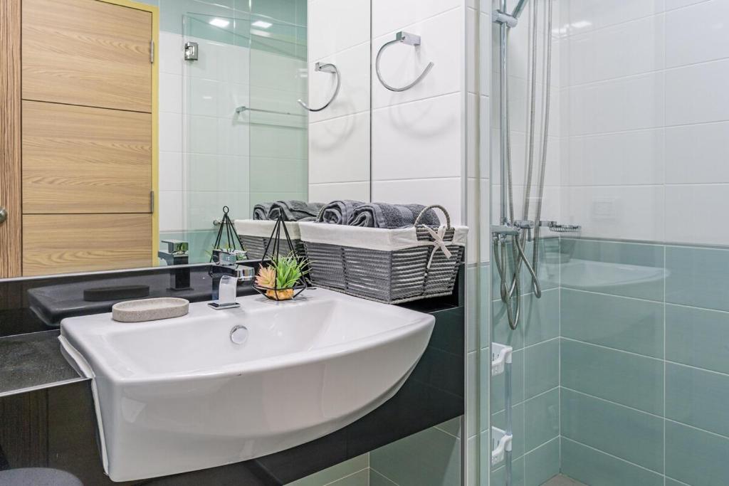 Beautiful studio by the beach with private marina