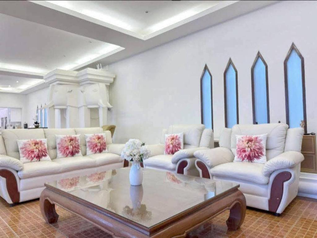 Luxurious and spacious Poolvilla at about 500 mtr from Jomtien Beach with luxurious facility Private Swimming Pool, Jaccuzi,Fitness Room,Table Tenis and more alongwith free electricity 80 units per stay night Luxurious and spacious Poolvilla at about 500 mtr from Jomtien Beach with luxurious facility Private Swimming Pool, Jaccuzi,Fitness Room,Table Tenis and more alongwith free electricity 80 units per stay night
