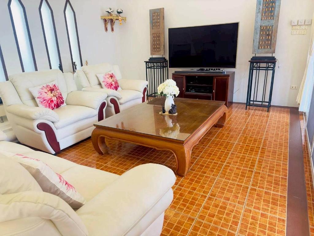 Luxurious and spacious Poolvilla at about 500 mtr from Jomtien Beach with luxurious facility Private Swimming Pool, Jaccuzi,Fitness Room,Table Tenis and more alongwith free electricity 80 units per stay night Luxurious and spacious Poolvilla at about 500 mtr from Jomtien Beach with luxurious facility Private Swimming Pool, Jaccuzi,Fitness Room,Table Tenis and more alongwith free electricity 80 units per stay night