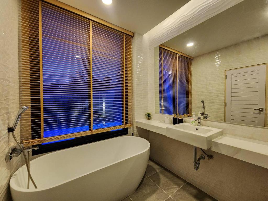 Holiday Pool Villa Bangsean Chonburi - 3 Bedrooms Villas up to 10 people