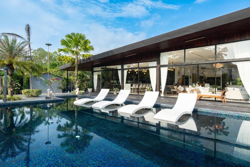 Huge Pool Villa with Private Lake 4BR 10 Persons Huge Pool Villa with Private Lake 4BR 10 Persons
