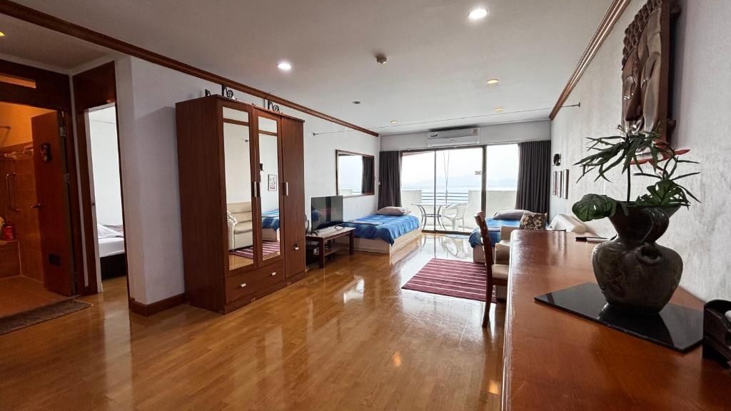 Comfy King Room with Private Beach and Ocean View Comfy King Room with Private Beach and Ocean View