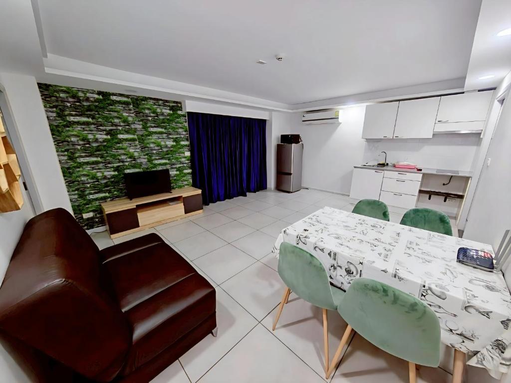 Laid back tropical garden Pattaya Laid back tropical garden Pattaya