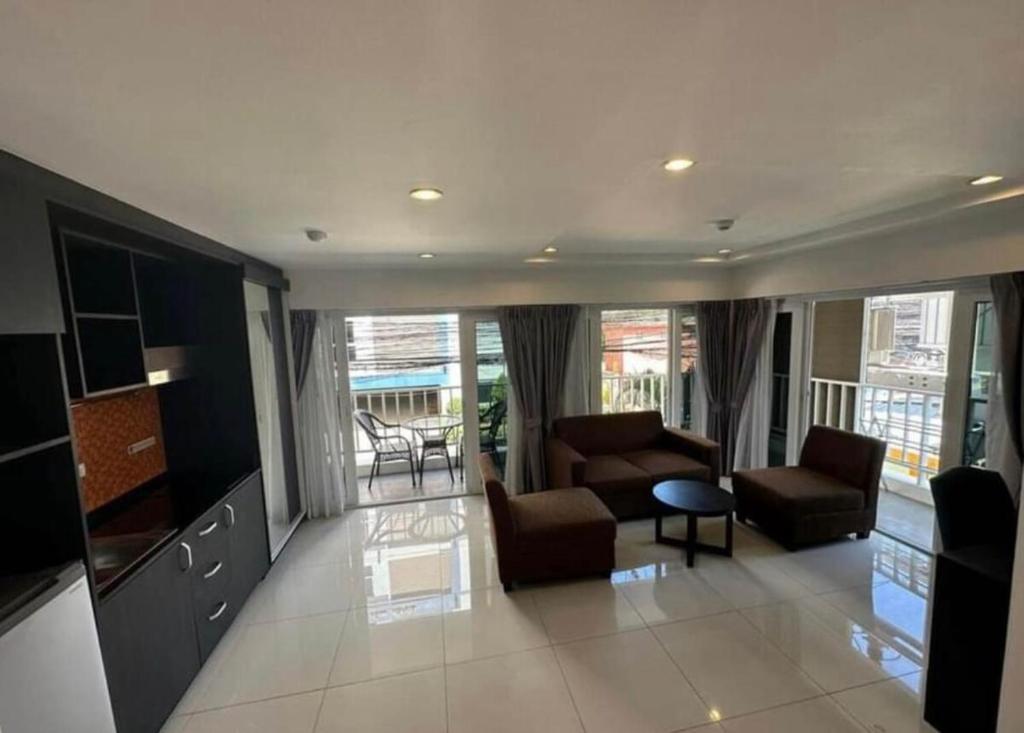 Spacious 1BR with kitchen, Pool, Gym, Near Beach, Bars & Eats Spacious 1BR with kitchen, Pool, Gym, Near Beach, Bars & Eats