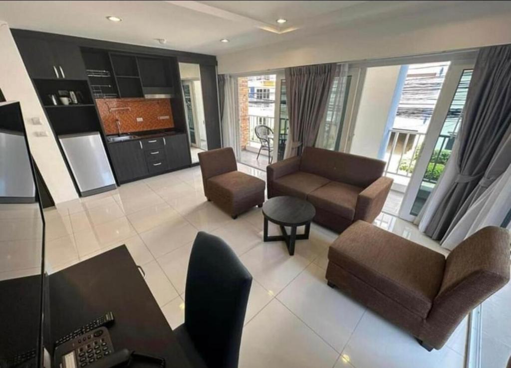 Spacious 1BR with kitchen, Pool, Gym, Near Beach, Bars & Eats Spacious 1BR with kitchen, Pool, Gym, Near Beach, Bars & Eats