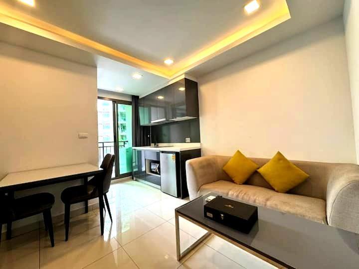 Modern 1-Bedroom Condo with Pool View Arcadia Beach Continental Pattaya Modern 1-Bedroom Condo with Pool View Arcadia Beach Continental Pattaya