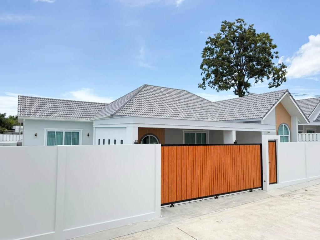 The 8 MaBella House Pattaya Pool Villa
