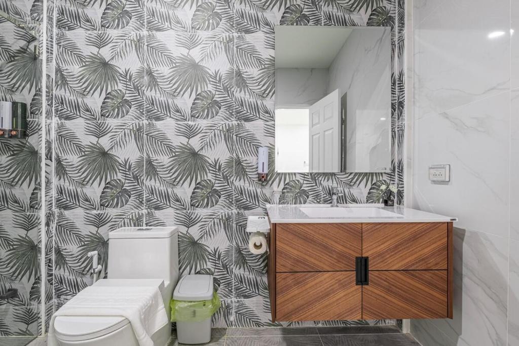 芭提雅市中心 现代轻奢 独栋双层泳池别墅 五房六卫 全新 大空间