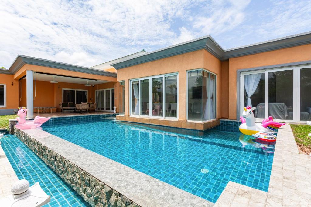 New Modern Thai 4BR Pool Villa in Pattaya - NOT A HOTEL New Modern Thai 4BR Pool Villa in Pattaya - NOT A HOTEL
