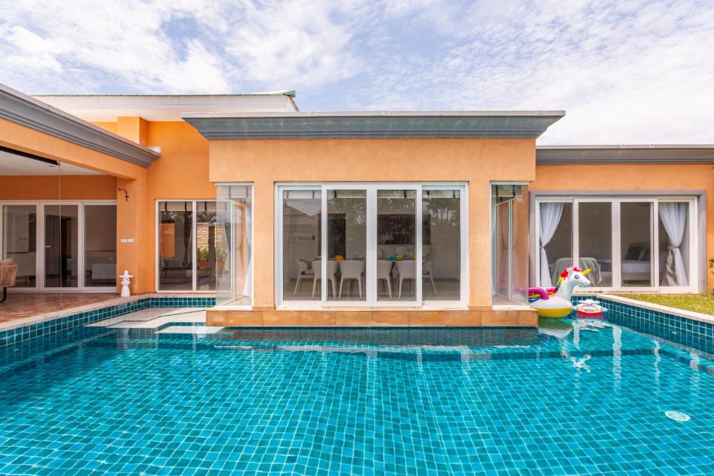 New Modern Thai 4BR Pool Villa in Pattaya - NOT A HOTEL New Modern Thai 4BR Pool Villa in Pattaya - NOT A HOTEL
