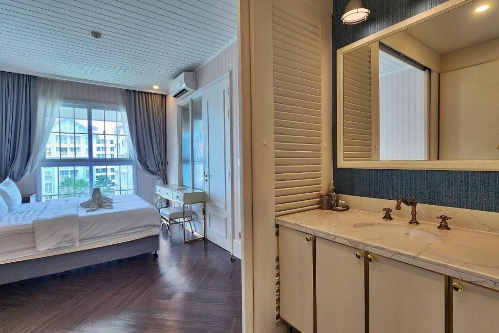 Grand Florida 1 Bedroom Condo close to Beach - G511 Grand Florida 1 Bedroom Condo close to Beach - G511