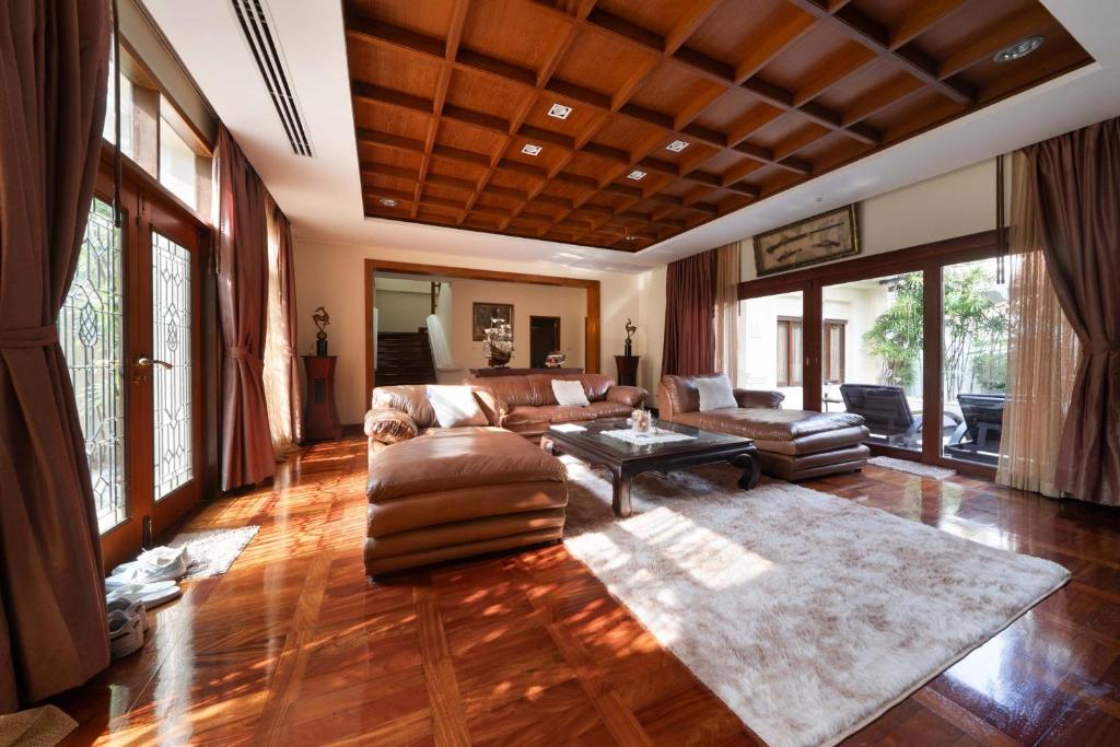 Pattaya Luxurious Gentlemans Club Pool Villa