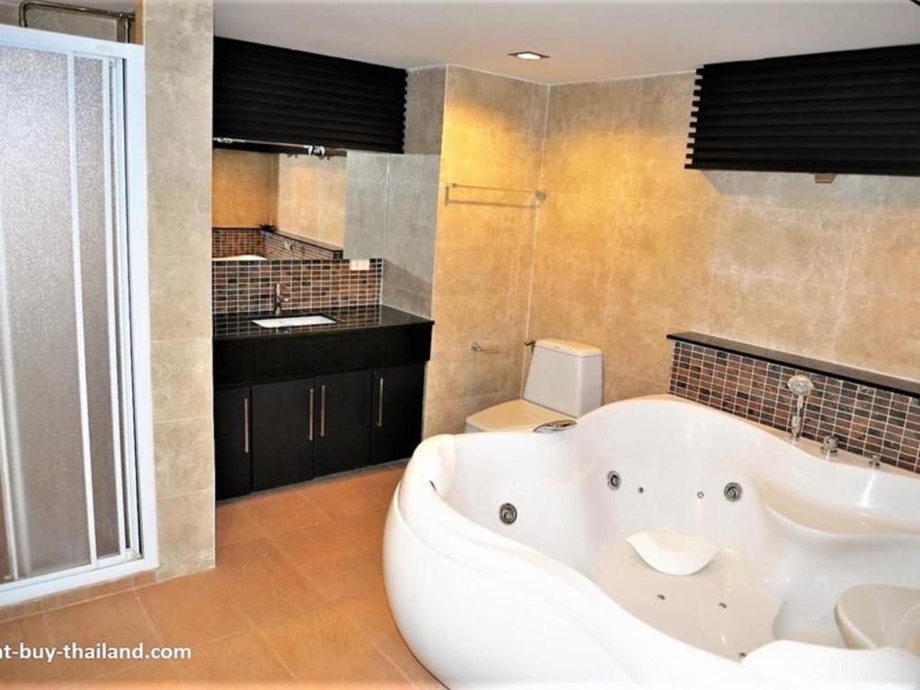 Jacuzzi beach front apartment with Sea view Jomtien beach condo S1 Jacuzzi beach front apartment with Sea view Jomtien beach condo S1