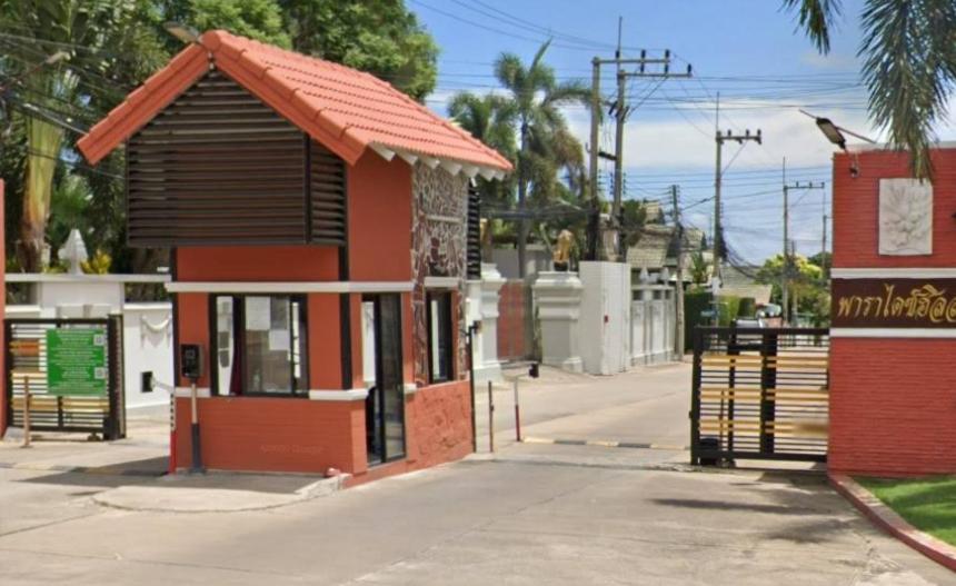 Huge 560sqm Semi-4BD Villa with Big Community Pool