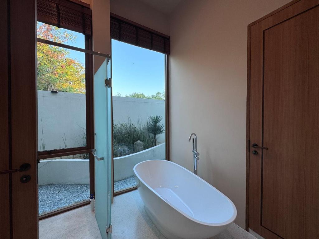 5 bedrooms Luxury Pool Villa Jomtien 5 bedrooms Luxury Pool Villa Jomtien