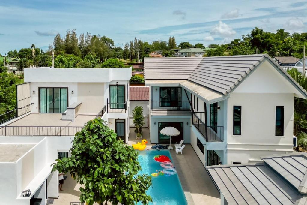 Level FIVE pool villa Pattaya