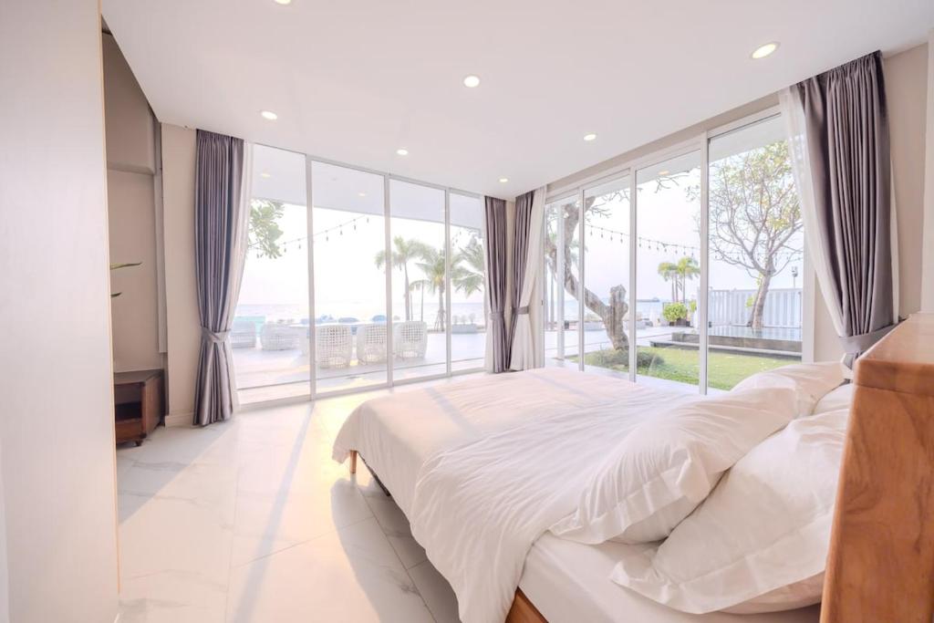 Beachfront holiday home, private beach, front-line sea view villa Beachfront holiday home, private beach, front-line sea view villa